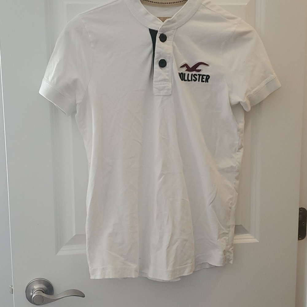 ❗5 for $25❗Hollister tee AVAILABLE UNTIL 3/1